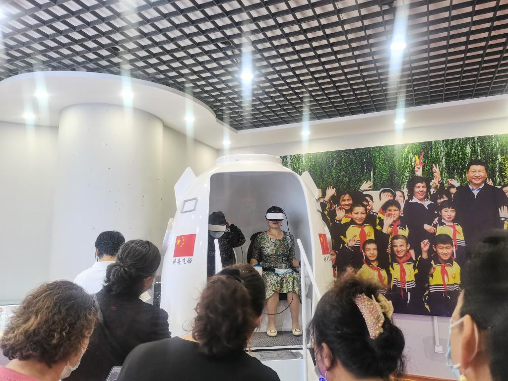 群眾在新時代文明實踐中心科技與科普服務平臺觀摩體驗VR等智能產品